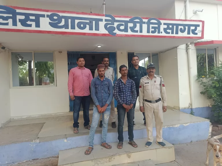 पुलिस ने विगत 2 साल से फरार इनामी आरोपियों को पकड़ा