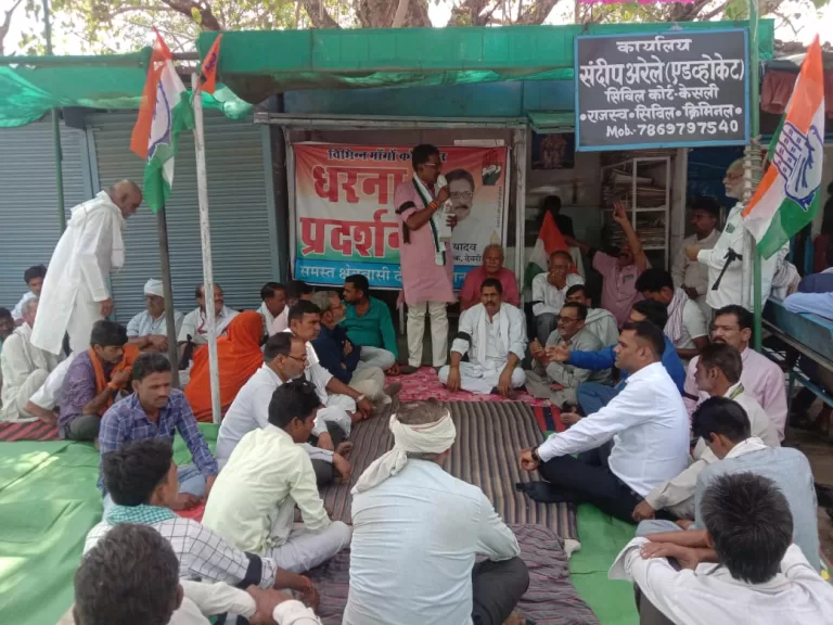 गुणवत्ताहीन कार्यो से खफ़ा विधायक ने दिया समर्थकों के साथ धरना