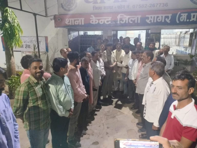 केंट प्रशासन के खिलाफ सौंप ज्ञापन, विधायक के पोस्टरों को हटाने पर आक्रोशित भाजपा