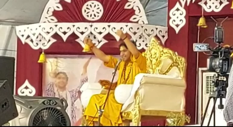 Sagar: दिव्य दरबार में उमड़ा भक्तों का जनसैलाब, लोगो ने लगाई दरबार में अर्जी