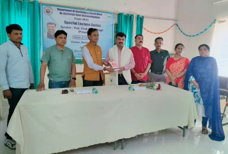 मानव मूल्यों को अपनाते हुए शिक्षा के शिखर को पाना है- प्रो. विवेक कुमार