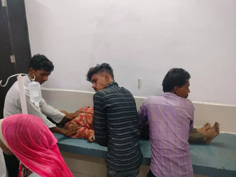 पेड़ पर गिरी आकाशीय बिजली, पिता की मौत पुत्र गंभीर रूप से घायल