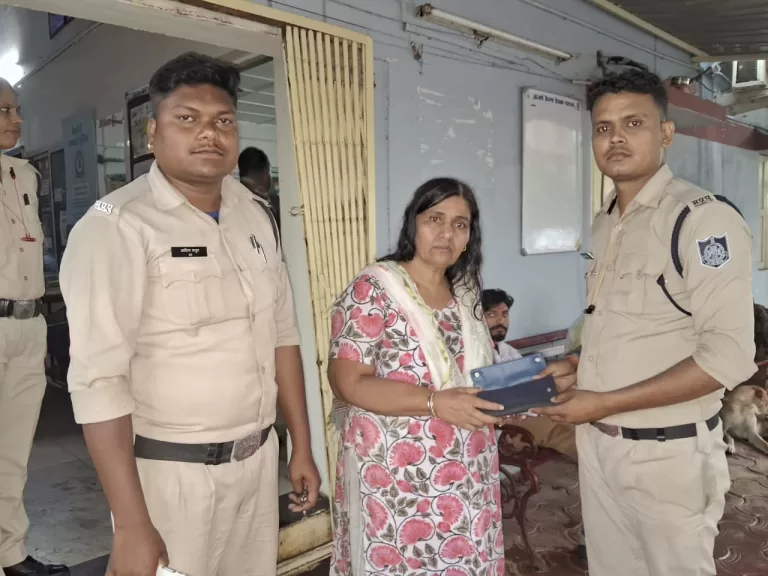 चौराहे पर पड़ा मिला नकदी जेबरात से भरा बैग, पुलिसवालो ने महिला को लौटाया