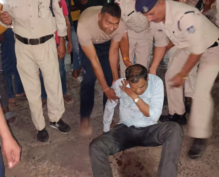 सड़क दुर्घटना मे घायल व्यक्तियों को पुलिस कर्मियों ने अस्पताल पहुँचाया