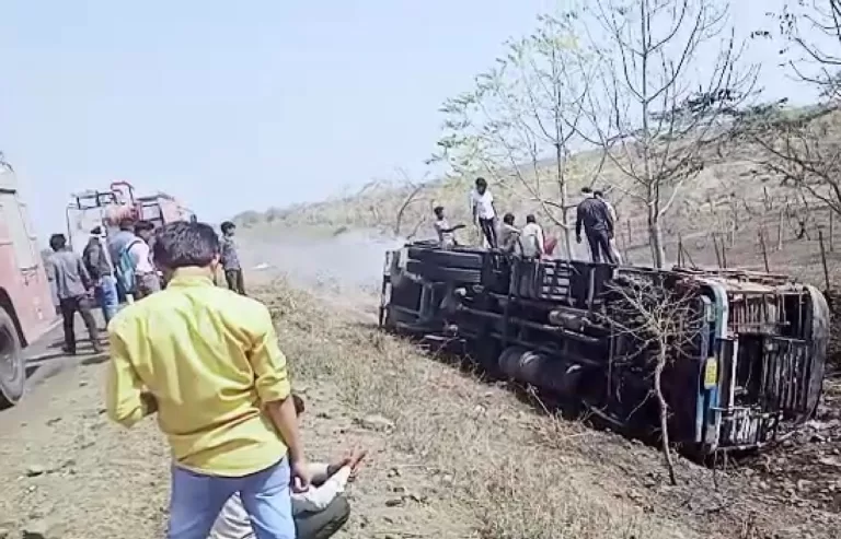 हाइवे पर पलटा ट्रक,हादसे में ट्रक में लगी आग सामान जलकर हुआ खाक