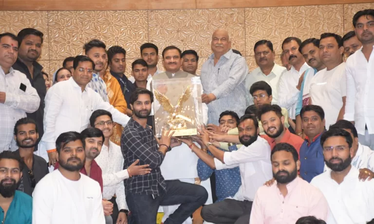 मंत्री भूपेंद्र सिंह ने महापौर ट्रॉफी की विजेता टीमों का स्वागत किया