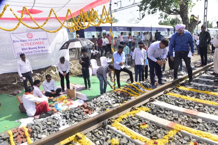 थर्ड रेल लाइन लिधौरा से गिरवर तक 120 किमी की रफ्तार से ट्रेन ने भरा फर्राटा