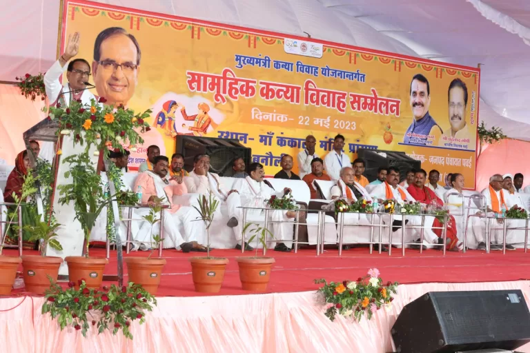 बनौली में 151 जोड़े विवाह बंधन में बंधे, मुख्यमंत्री ने दिया आर्शीवाद, चेक सौपें