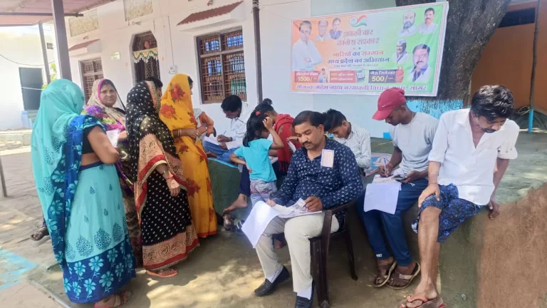 कांग्रेस ने गांव गांव जाकर नारी सम्मान योजना के फार्म भरे