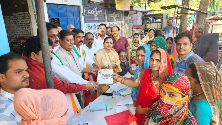 काँग्रेस की नारी सम्मान योजना के फार्म भरे गए, ₹ 500 में गैस सिलेंडर का वादा