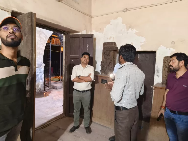 इस पुरातत्व संग्रहालय में पिछले कई ईसवी मूर्तियां है- कलेक्टर आर्य