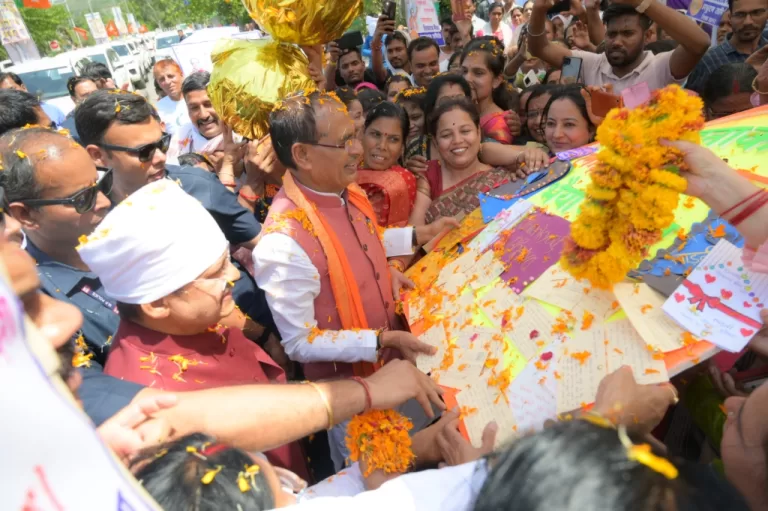 सागर पहुचे सीएम शिवराज सिंह को बहनों ने बांधी रखी