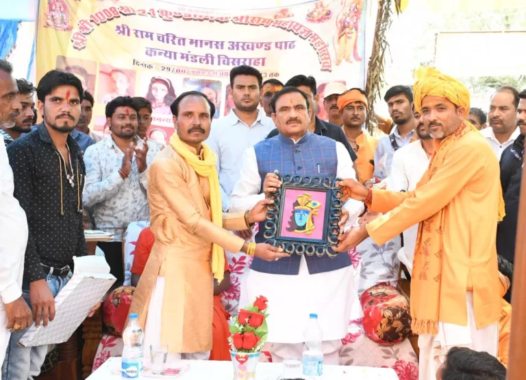 यज्ञ महोत्सव में शामिल हुए मंत्री सिंह, विकास कार्यों को मौके पर ही मंजूर कर दिए