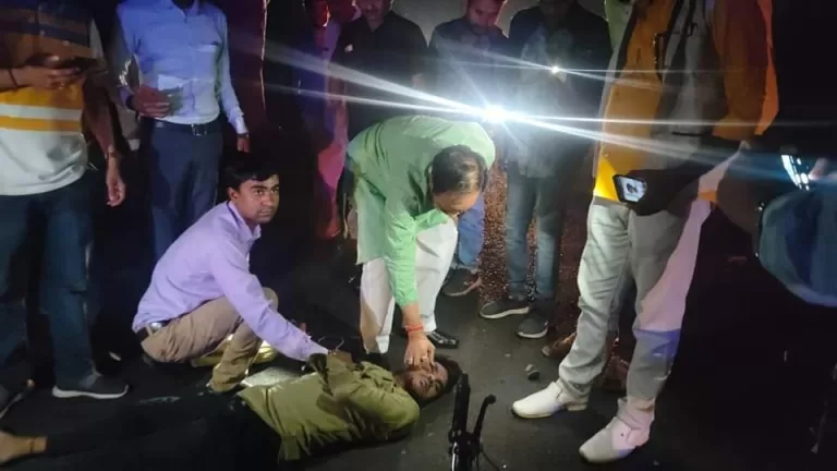 देर रात हादसे में गंभीर घायलों को सड़क से अस्पताल पहुँचाया मंत्री भार्गव ने