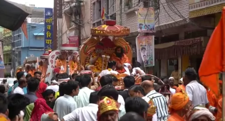 सैकड़ों श्रद्धालुओं के साथ शहर में निकली श्री सीताराम नाम जप महायज्ञ में पधारे संतो की शोभा यात्रा