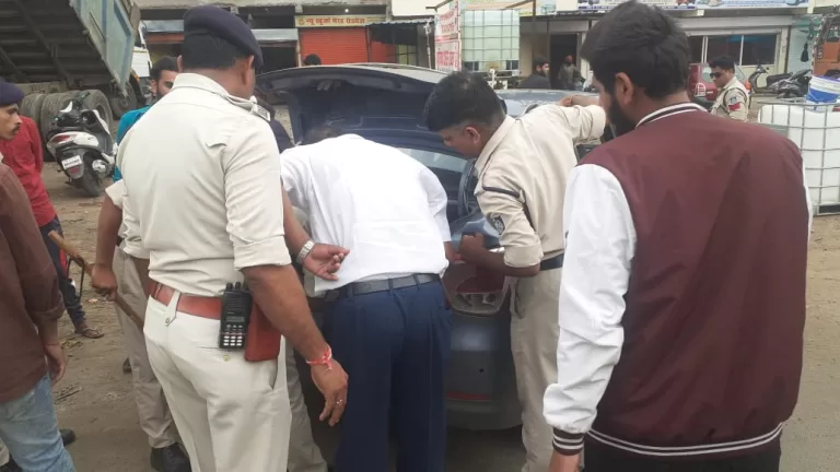 क्षेत्र में पुलिस ने की सरप्राइज चेकिंग, गाड़ियों को रोककर तलाशी ली