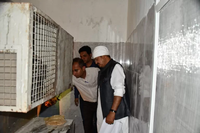 विधायक ने सिविल सर्जन के साथ मर्चुरी के निर्माण कार्य का किया निरीक्षण