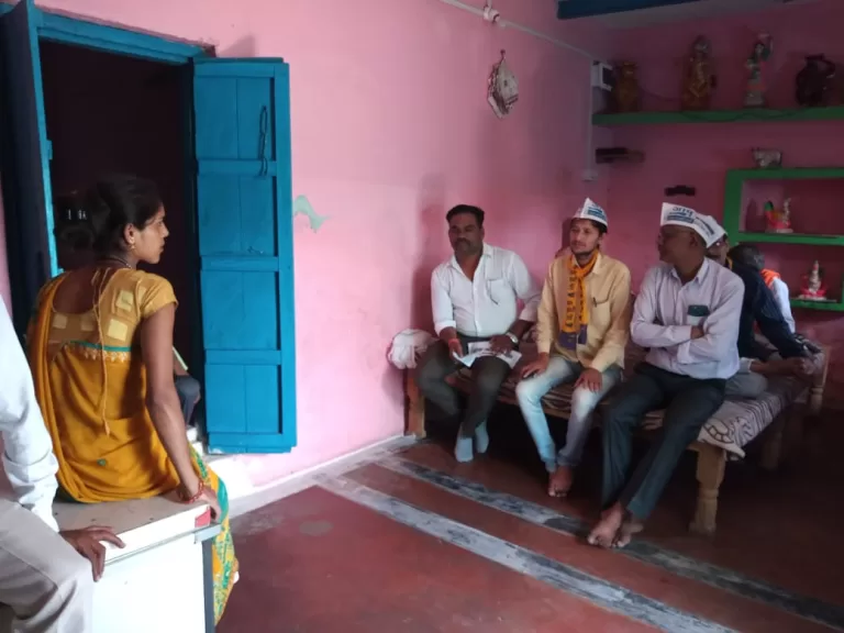 काजल अहिरवार के पीड़ित परिवार से मिलने पहुंचे आम आदमी पार्टी के पदाधिकारी