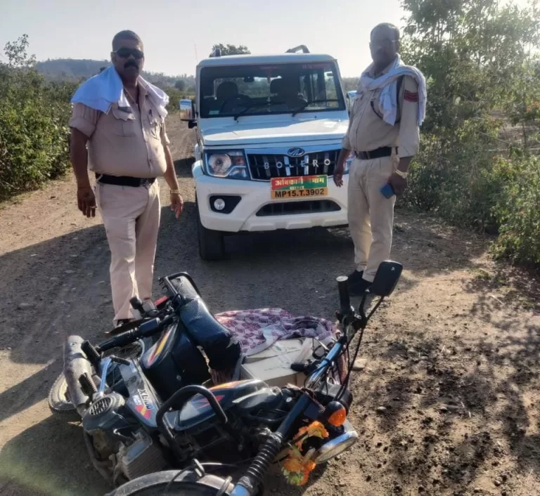 मोटरसाइकिल पर अवैध शराब परिवहन करते शराब जप्त सोम डिसलारी की शराब जप्त