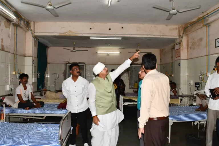 विधायक जैन का BMC निरीक्षण, अव्यवस्थाएं देख तमतमा गए मेंटिनेंस प्रबंध को फटकारा