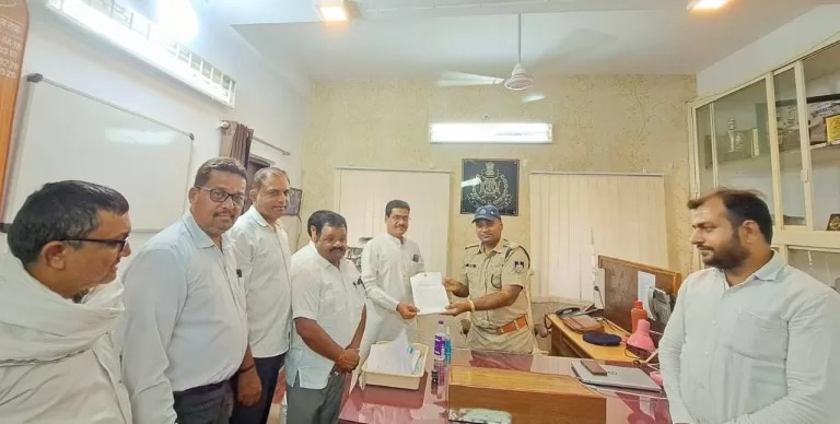 भाजपा विधायक की गिरफ्तारी वारंट मामला: पूर्व मंत्री ने एएसपी को सौपा ज्ञापन बोले कब पकड़े जाएंगे वारंटी