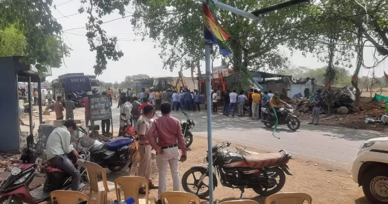 अतिक्रमण पर प्रशासनिक बुलडोजर चला, सड़क पर पसरा था अतिक्रमण