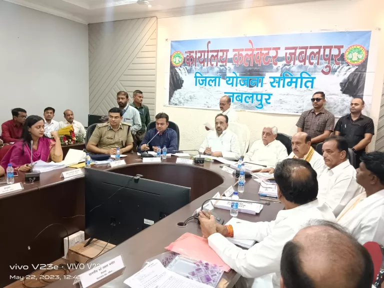 MP: अधिकारियों, जनप्रतिनिधियों के साथ जिला योजना समिति की बैठक में शामिल हुए प्रभारी मंत्री गोपाल भार्गव