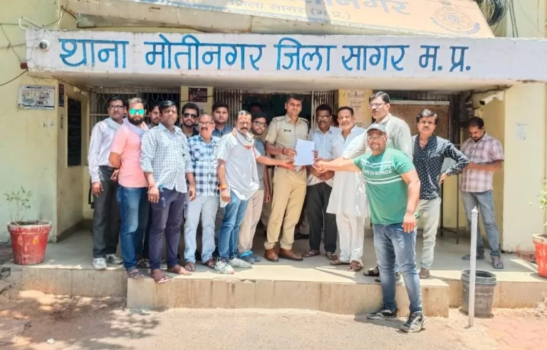 खबर पर थाने पहुँचे पत्रकारों का पुलिस ने मोबाइल छीना, होमगार्ड सैनिक लाइन अटैच