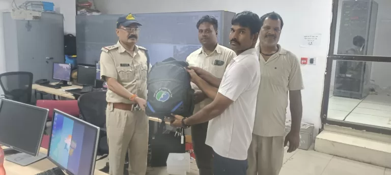 सीसीटीवी की मदद से ढूंढा ऑटो में छूटा हुआ बैग, उसमें जरूरी शैक्षणिक दस्तावेज थे