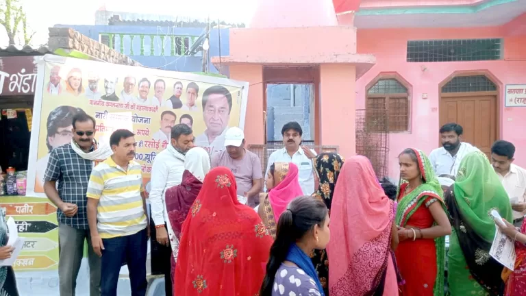 काँग्रेस ने नारी सम्मान योजना के फार्म भरे, घर-घर जाकर भरे जा रहे हैं फॉर्म