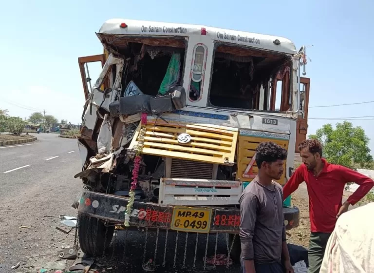 नेशनल हाईवे पर दो डंफरो की भिड़ंत, चालक सहित हेल्पर गंभीर