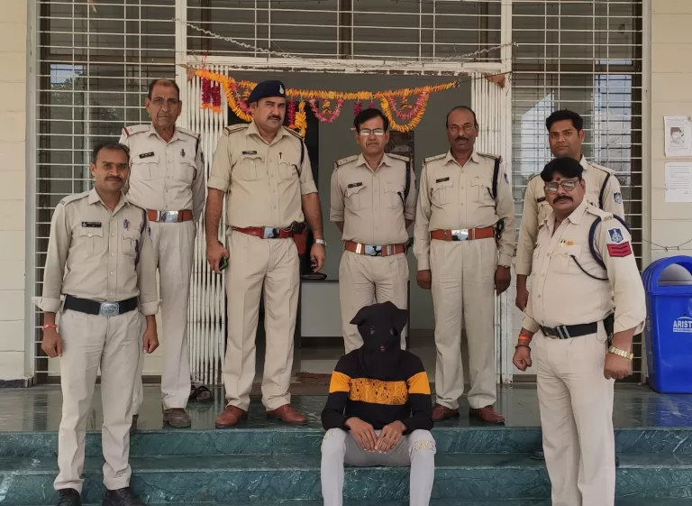 महिला को पत्थर मारकर रुपये से भरा बैग लूटकर भागे 3 आरोपियों को पुलिस ने पकड़ा