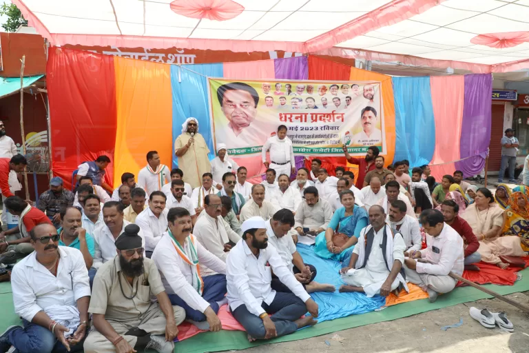 सागर में कांग्रेस का धरना, जबलपुर बजरंग दल पर कड़ी कार्यवाही की माँग, सौपा राज्यपाल के नाम ज्ञापन