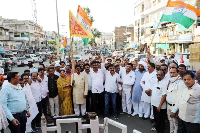 कर्नाटक चुनाव में कांग्रेस की ऐतिहासिक जीत पर सागर में कांग्रेसियों का जश्न, मंदिर में प्रसाद चढ़ाया
