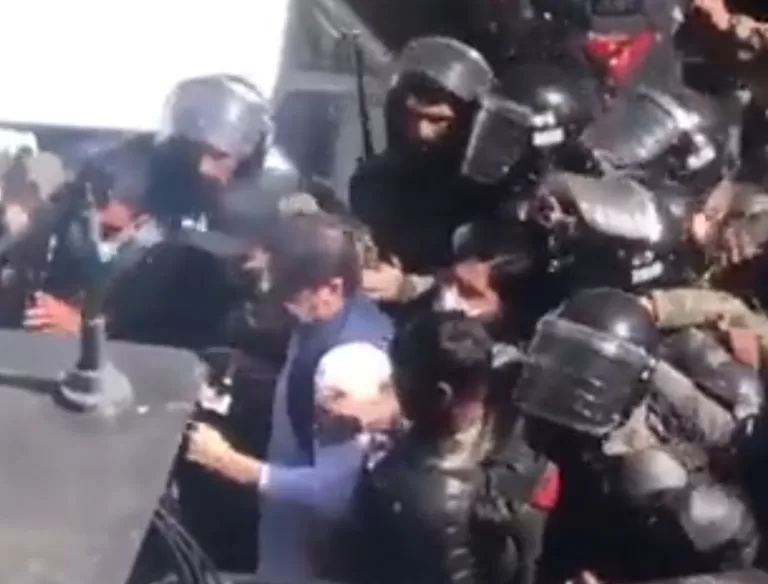 पाकिस्तानी रेंजर्स ने इमरान खान को अदालत के बाहर से गिरफ्तार कर लिया