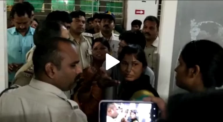 बुंदेलखंड मेडिकल कॉलेज में फिर बखेड़ा, मरीज के परिजनों और डॉक्टरों में नोकझोंक का वीडियो वायरल