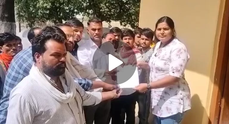 पुलिस के प्रधान आरक्षक की कार्यप्रणाली से ग्रामीण परेशान, ज्ञापन सौपा