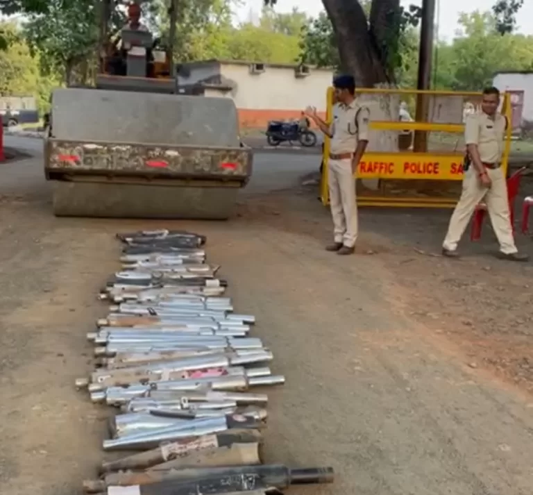 अवैध साइलेंसरो पर पुलिस का फिरा बुलडोजर, ऐसे साइलेंसर भूलकर भी न लगवाए