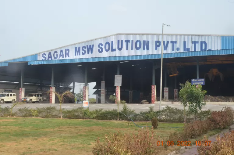 घरों से निकलने वाले गीले एवं सूखे कचरे को नागरिकगण कचरा गाड़ी को ही दें- निगमायुक्त