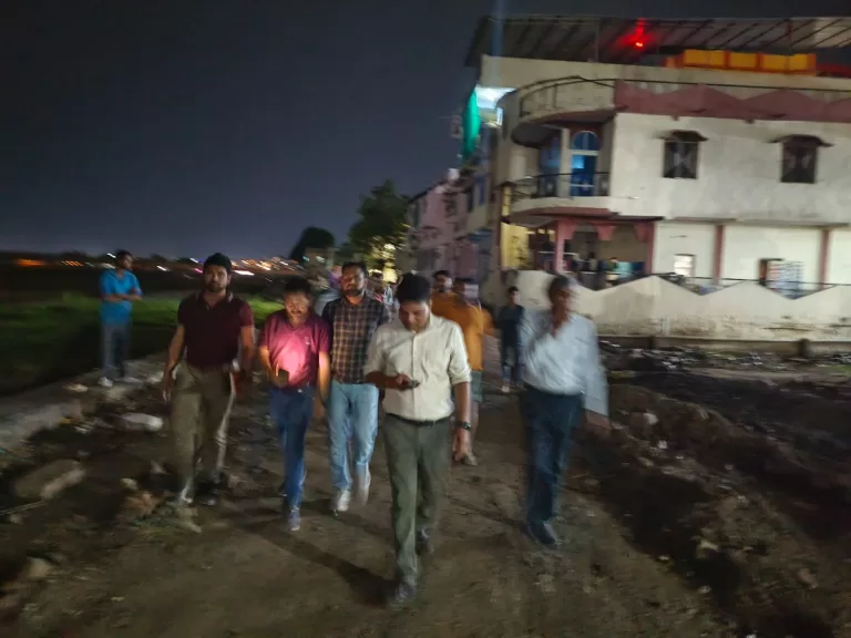 जब कलेक्टर देर शाम पैदल निकल पड़े तालाब का निरीक्षण करने