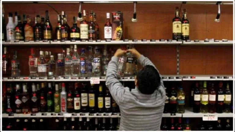 फर्जी बैंक गारंटी लगाकर शराब का ठेका लेने वाले सनसनीखेज मामला, दो अधिकारी निलंबित