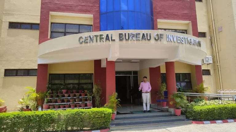 रिश्वत लेते पकड़े गए जीएसटी अफसरों पर रात भर चली कार्रवाई, पान मसाला व्यापारी से ली सात लाख की रिश्वत