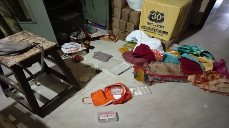 आगे के कमरे में सोता रहा परिवार, छत के टावर का ताला ताेड़ घुसे बदमाशों ने की वारदात।