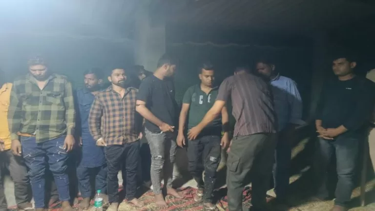 पुलिस ने आधी रात में छापेमारी करते हुए एक महिला सहित 16 जुआरियों को पकड़ा