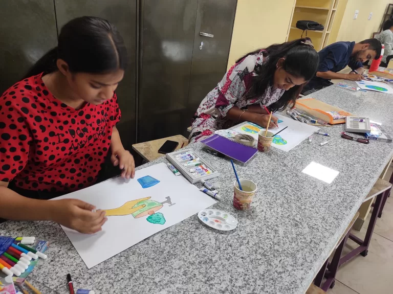 जल स्रोतों के संरक्षण एवं पर्यावरण जागरूकता का संदेश देने हुई पेंटिंग प्रतियोगिता