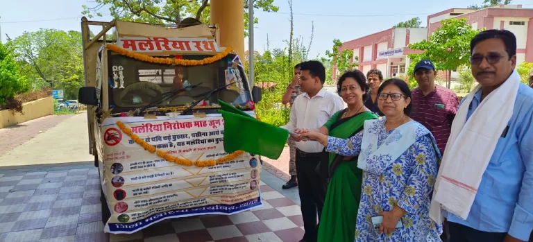 मलेरिया रथ को हरी झंडी दिखाकर कलेक्टर दीपक आर्य ने किया रवाना
