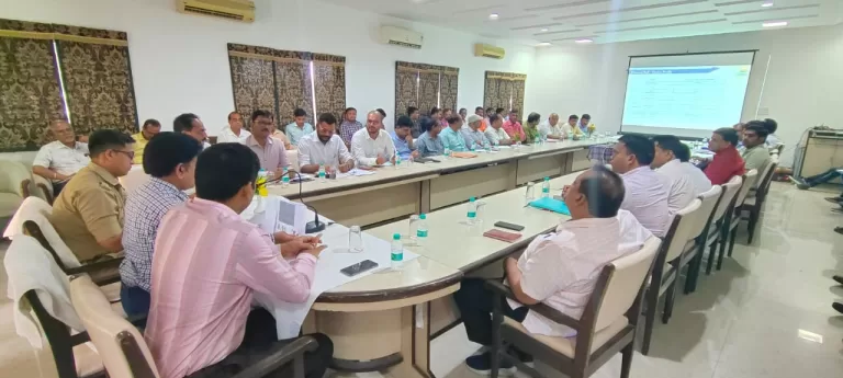 संभागायुक्त डॉ. रावत ने ओरछा में निर्वाचन में संलग्न अधिकारियों कर्मचारियों की ली बैठक