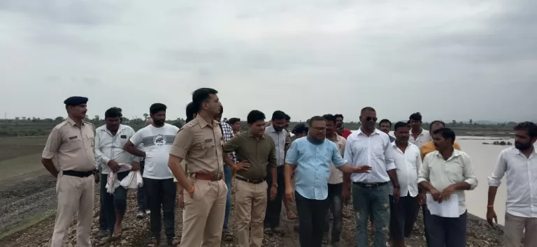कलेक्टर, पुलिस अधीक्षक ने किया निवारी जलाशय का निरीक्षण,ग्राम वासियों से की चर्चा