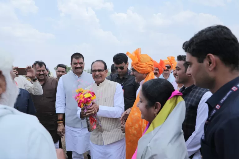 मुख्यमंत्री शिवराज सिंह का छतरपुर हेलीपैड पर हुआ आत्मीय स्वागत