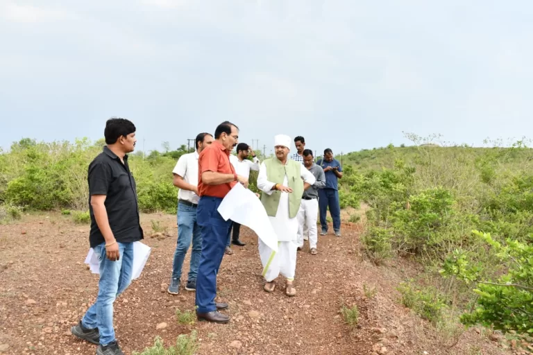 विधायक श्री जैन ने अधिकारियों के साथ बीएमसी के विस्तार के लिए तिली पहाड़ी पर आवंटित 50 एकड़ भूमि का किया निरीक्षण
